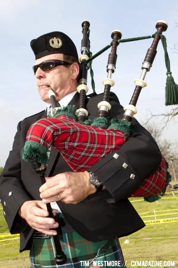A bagpipe player gave the race an international feel. © Tim Westmore